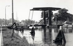 13915 Gezicht op de ophaalbrug over de grote schutsluis tussen de Vecht en het Amsterdam-Rijnkanaal te Nigtevecht uit ...